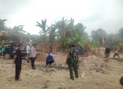 Sinergi TNI-Polri dan Warga, Bhabinkamtibmas Ciwandan Gotong Royong Bangun Pondasi Bak Sampah di Kebonsari