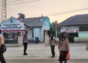 Pelayanan Prima, Anggota Polsek Cimarga Polres Lebak Menyebrangkan Siswa-Siswi SMPN 1 CIMARGA