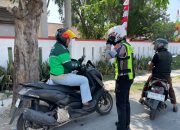 Satlantas Polresta Karawang Laksanakan Patroli Simpatik, Imbau Rider Ojol untuk Peduli Tertib Berlalu Lintas