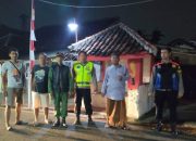 Personel Polsek Klari Patroli Sapa Warga di Poskamling Desa Kiarapayung
