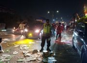 Peduli Keselamatan Pengguna Jalan, Piket Pawas Iptu Yoyo Waluyo Bersama Personel Bersihkan Kardus Berserakan di Jalan Raya Kopel