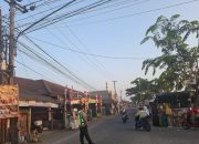 Anggota Polsek Tirtajaya melaksanakan Giat Sapa Pagi dan Pengaturan Arus Lalin di Jalan Raya Tambaksumur