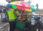 Anggota Polsek Tirtajaya Himbau Masyarakat tentang Bahaya Karhutla dan Kamtibmas