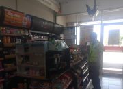 Anggota Polsek Tirtajaya melaksanakan Patroli Prekat serta Cegah GU Kamtibmas di Minimarket pada siang hari
