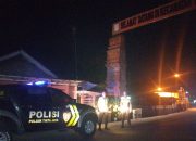 Anggota Polsek Tirtajaya Ciptakan Keamanan di Perbatasan Tirtajaya dengan Jayakerta di malam hari