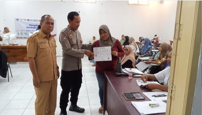 Bhabinkamtibmas Desa Sukaharja Monitoring Penyaluran Bantuan Pangan untuk 664 Keluarga Penerima Manfaat