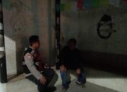 Bhabinkamtibmas Polsek Telagasari Damlingi Warga Lakukan Siskamling dan Pastikan Lingkungan Kondusif