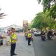 Sapa Pagi, Kapolsek Rengasdengklok Bersama Anggota Gelar Gatur Lalin Pagi di Persimpangan Dusun Bedeng Desa Amansari