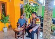 Bhabinkamtibmas Polsek Rengasdengklok Sambangi Tokoh Masyarakat Desa Binaan