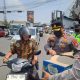 Antisipasi Dampak Abu Krakatau, Polsek Cikande Bagikan Ratusan Masker dan Air Mineral Gratis