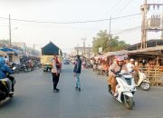 Sapa Pagi Warga, Kapolsek Rengasdengklok Pimpin Gatur Lalin Pagi Di Dua Titik Rawan Kemacetan