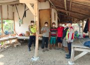 Dampak Abu Erupsi Anak Gunung Krakatau, Personil Polsek Tegalwaru Imbau Warga Kenakan Masker