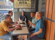 Bhabinkamtibmas Desa Sirnabaya Laksanakan Giat Sambang, Ngobrol Asyik Bareng Warga di RM. Gudeg Kita