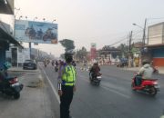 Polantas di Karawang Turun Tangan pada Jam Sibuk, Arus Lalu Lintas Dijaga Tetap Lancar dan Tertib